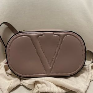 Valentino Garavani
VLogo leather crossbody bag